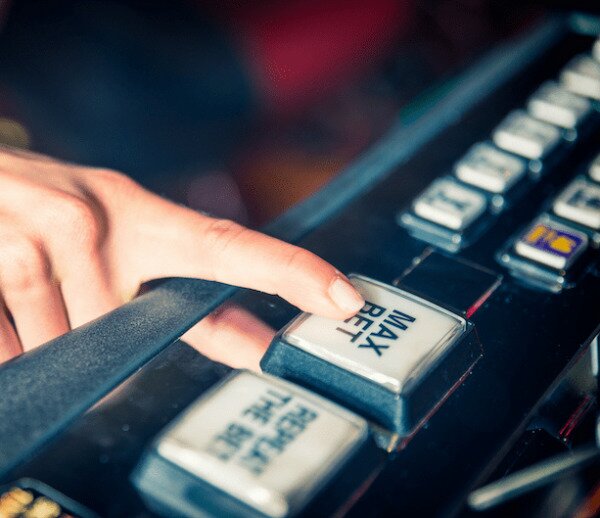 player hitting max bet button on a pokie